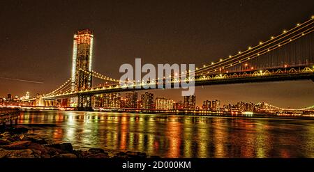 BROOKLYN, NEW YORK, May 27, 2018: Manhattan Bridge, wie von Dumbo Park gesehen kurz nach Sonnenuntergang Stockfoto