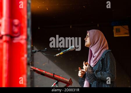 Während der Demonstration wird ein Schüler mit einem Hijab gesehen, der eine Rede hält.aufgrund der Maßnahmen gegen Covid-19 findet nur 10 bis 30 Prozent der Bildung in Schulen statt. Einige Schüler bekommen ihren Campus überhaupt nicht zu besuchen, und Lehrer kämpfen darum, ihre Kurse zu digitalisieren. Aus diesem Grund organisierten die Amsterdamer Studentengewerkschaften ASVA und SRVU, die Nationale Studentengewerkschaft zusammen mit der Aktionsgruppe #ikwilaansschool einen Protest, um finanzielle Mittel für eine sichere körperliche Bildung zu fordern. Schüler und Lehrer versammelten sich am Museumplein mit Plakaten zur Darstellung der Schüler Stockfoto