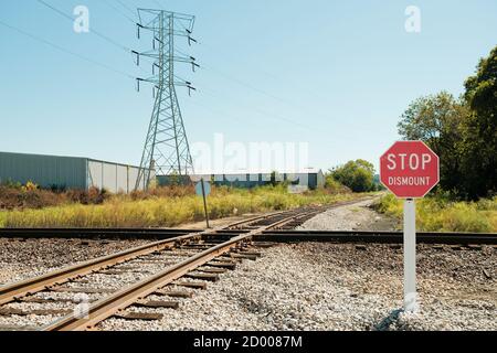 CSX railroad Warnschild Signalisierung zu stoppen und Abbauen in der Nähe Abstand an einer Kreuzung auf ein Abstellgleis in Montgomery Alabama, Vereinigte Staaten. Stockfoto