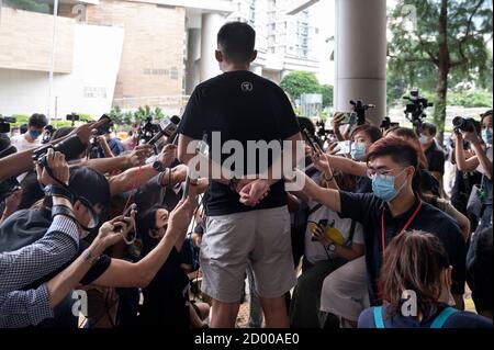 Der Hongkonger Aktivist Joshua Wong spricht mit der Presse, als er die Eastern Law Courts in Hongkong verlässt. Die pro-demokratischen Aktivisten Joshua Wong erschienen vor Gericht, weil sie gegen das Maskenschutzgesetz verstoßen und angeblich an einer unerlaubten Versammlung im Oktober 2019 teilgenommen haben. Stockfoto