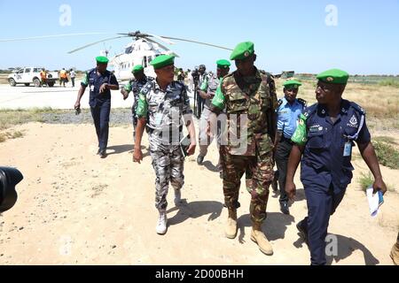 Der AMISOM-Polizeikommissar, stellvertretender Generalinspektor der Polizei (AIGP), Augustine Magnus Kailie, wird am Flughafen von AMISO-Polizeibeamten und Oberstleutnant Bett empfangen. Kommandant des kenianischen Kontingents, der unter der Mission der Afrikanischen Union in Somalia (AMSIOM) in Dhobley während eines Besuchs in der Stadt am 20. Januar 2020 dient. Stockfoto