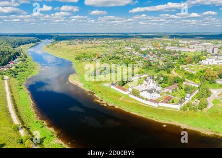 Der Blick von der Höhe der Stadt staritsa Und das Kloster der Heiligen Dormition am Ufer des Wolga Stockfoto