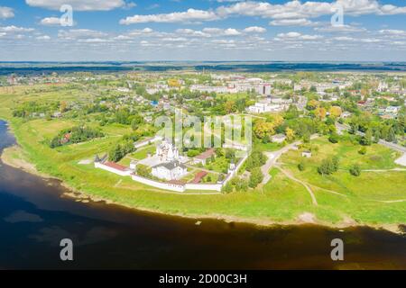 Der Blick von der Höhe der Stadt staritsa Und das Kloster der Heiligen Dormition am Ufer des Wolga Stockfoto