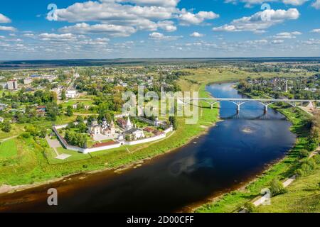 Der Blick von der Höhe der Stadt staritsa Und das Kloster der Heiligen Dormition am Ufer des Wolga Stockfoto