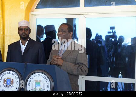 Botschafter Francisco Madeira (nicht abgebildet), der Sonderbeauftragte des Vorsitzenden der Kommission der Afrikanischen Union (SRCC) für Somalia, spricht während einer gemeinsamen Pressekonferenz mit Ahmed Mohamed Islam, dem Präsidenten der Jubbaland-Verwaltung und Nicholas Haysom (links), dem Sonderbeauftragten des UN-Generalsekretärs für Somalia, in Kismayo, Somalia, Am 29. Oktober 2018. Stockfoto