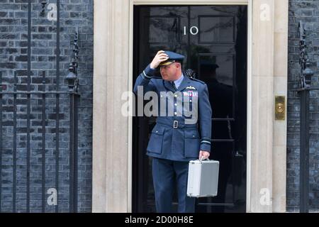 Air Vice-Marshal Harvey Smyth, Leiter des britischen Raumfahrtdirektorats, vor der Nummer 10 Downing Street, Westminster, London, großbritannien Stockfoto