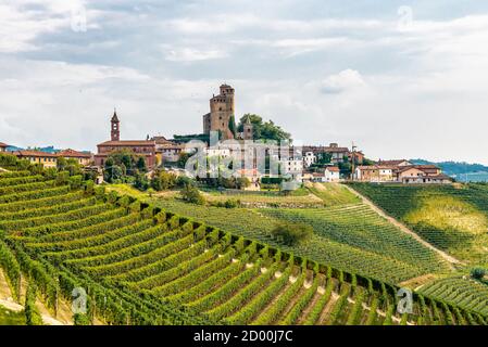 Die Langhe sind ein geografisches Gebiet oder Untergebiet des unteren Piemont, zwischen den Provinzen Cuneo und Asti, bestehend aus einem umfangreichen hil Stockfoto