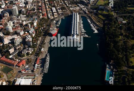 Kreuzfahrtschiffe Im Hafen Ganz In Der Nahe Der Geschafte In Der Hauptstrasse In Skagway Alaska Usa Stockfotografie Alamy