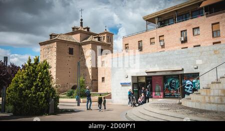 Toledo, Spanien - 28. April 2018: Menschen, die an einem Frühlingstag am Ausgang der Tiefgarage De San Miguel im historischen Stadtzentrum vorbeilaufen Stockfoto