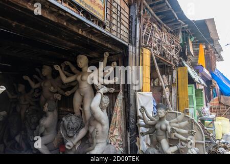 Durga Idole, die für das größte Festival von Westbengalen in der Gegend von Kumartuli vorbereitet werden, das auch als die Töpfernabe von Kalkutta bekannt ist Stockfoto