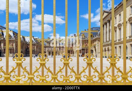 Blick auf den Schlosshof von Versailles durch das Schlosstor - Frankreich Stockfoto
