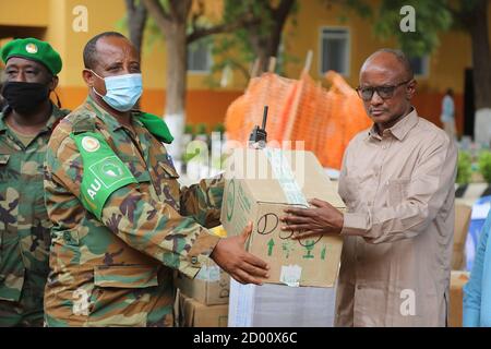 Ein äthiopischer Soldat, der unter der Mission der Afrikanischen Union in Somalia (AMISOM) dient, übergibt am 23. Juli 2020 einen Teil der Lieferung von medizinischen Hilfsgütern, die der lokalen Hiran-Verwaltung zur Unterstützung von Gemeinden in Beletweyne im Bundesstaat Hirshabelle in Somalia gespendet wurden. Stockfoto