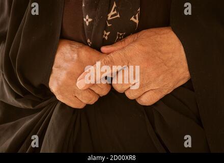 Frau Hände sind in ruhigen Reflexion gefaltet Stockfoto