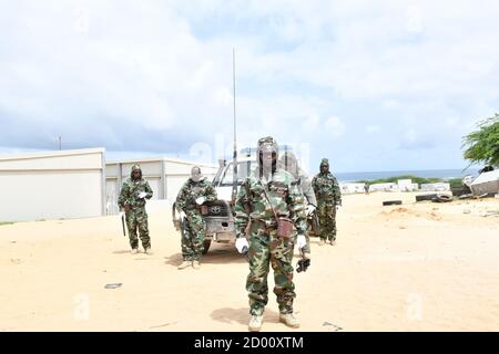 Offiziere der Bombengruppe der Uganda Formierten Polizeieinheit (FPU), die in der Polizeikomponente der Mission der Afrikanischen Union in Somalia (AMISOM) dient, posieren am 14. August 2020 in Mogadischu, Somalia, für ein Foto. Stockfoto