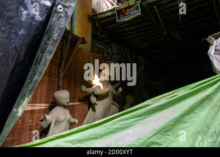 Durga Idole, die für das größte Festival von Westbengalen in der Gegend von Kumartuli vorbereitet werden, das auch als die Töpfernabe von Kalkutta bekannt ist Stockfoto