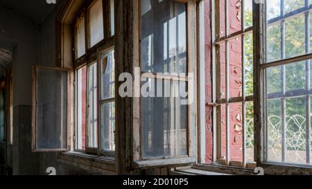 Licht kommt durch Gefängniszellen Fenster. Leere Zellen Im Gefängnis. Gefängnisinneneinrichtung. Konzept der Begrenzung der Freiheit. Stockfoto