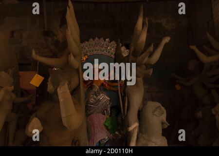 Durga Idole, die für das größte Festival von Westbengalen in der Gegend von Kumartuli vorbereitet werden, das auch als die Töpfernabe von Kalkutta bekannt ist Stockfoto