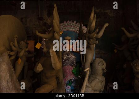 Durga Idole, die für das größte Festival von Westbengalen in der Gegend von Kumartuli vorbereitet werden, das auch als die Töpfernabe von Kalkutta bekannt ist Stockfoto