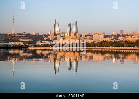 Baku Bay und die Skyline von Baku im Morgengrauen. Stockfoto