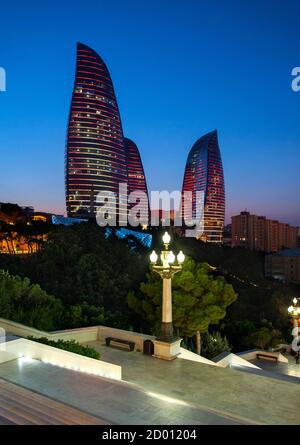 Von Baku Flame Towers angesehen vom Dağüstü Park in der Abenddämmerung. Stockfoto