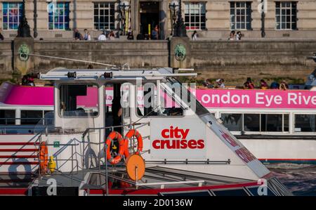 Bootstouren auf der Themse mit Touristen. Stockfoto