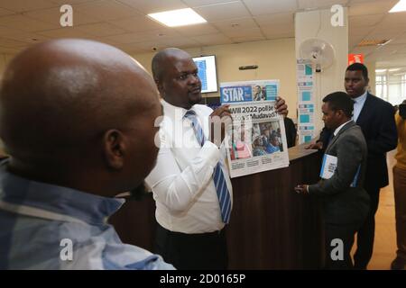 Radio Africa Group Head of Content, Paul Ilado (Holding Zeitung), im Gespräch mit Direktoren und hochrangigen Beamten des somalischen Ministeriums für Information, Kultur und Tourismus im Newsroom der Star Zeitung vom 11. März 2020 in Nairobi, Kenia. Stockfoto