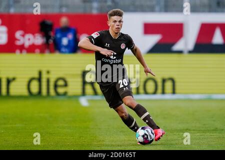 Sandhausen, Deutschland. Oktober 2020. Fußball: 2. Bundesliga, SV Sandhausen - FC St. Pauli, 3. Spieltag, Hardtwaldstadion. St. Paulis Finn Ole Becker spielt den Ball. Quelle: Uwe Anspach/dpa - WICHTIGER HINWEIS: Gemäß den Bestimmungen der DFL Deutsche Fußball Liga und des DFB Deutscher Fußball-Bund ist es untersagt, im Stadion und/oder aus dem Spiel aufgenommene Aufnahmen in Form von Sequenzbildern und/oder videoähnlichen Fotoserien zu nutzen oder auszunutzen./dpa/Alamy Live News Stockfoto