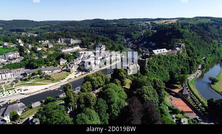 Luftaufnahme von Schloss Bouillon, mittelalterliche Burg in der Stadt Bouillon in der Provinz Luxemburg, Belgien, Europa. Stockfoto