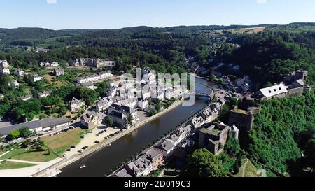 Luftaufnahme von Schloss Bouillon, mittelalterliche Burg in der Stadt Bouillon in der Provinz Luxemburg, Belgien, Europa. Stockfoto