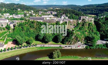 Luftaufnahme von Schloss Bouillon, mittelalterliche Burg in der Stadt Bouillon in der Provinz Luxemburg, Belgien, Europa. Stockfoto