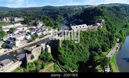 Luftaufnahme von Schloss Bouillon, mittelalterliche Burg in der Stadt Bouillon in der Provinz Luxemburg, Belgien, Europa. Stockfoto