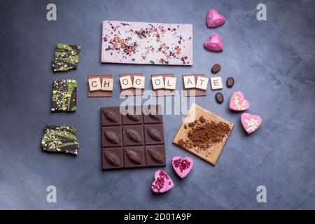 Verschiedene bunte Schokolade Bar. Süßwaren Dessert von verschiedenen schwarzen Milch weißen Schokolade Sammlung. Dessert, süße realistische Snack. Selektiver Fokus Stockfoto