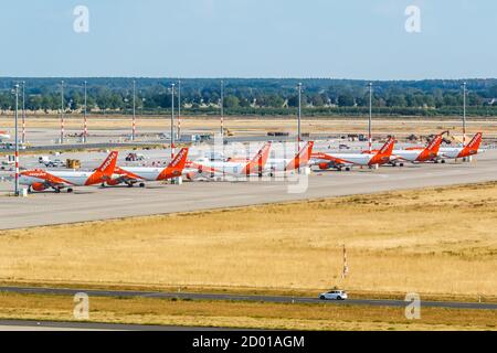 Berlin, 19. August 2020: Gelagerte easyJet Flugzeuge Coronavirus Corona Virus COVID-19 am Flughafen Berlin Brandenburg BER Luftaufnahme Stockfoto