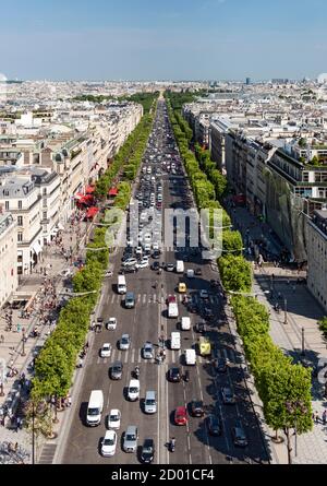 Blick auf die Avenue des Champs-Élysées von der Spitze des Arc de Triomphe in Paris. Stockfoto