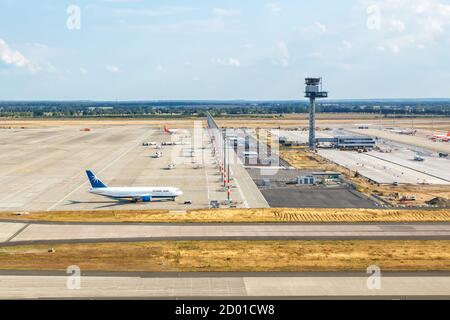 Berlin, Deutschland - 19. August 2020: Berlin Flughafen Brandenburg BER Turmaufnahme in Deutschland. Stockfoto