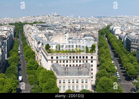 Blick über Paris von der Spitze des Arc de Triomphe. Die Avenue de Friedland verläuft auf der rechten Seite und die Avenue Hoche auf der linken Seite des Bildes. Stockfoto