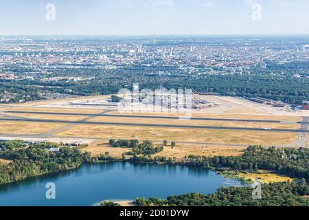 Berlin, Deutschland - 19. August 2020: Berlin Tegel TXL Airport Terminal Luftbild in Deutschland. Stockfoto