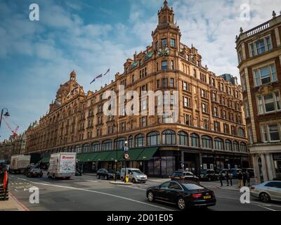 Blick auf das weltberühmte Kaufhaus Harrods in London Knightsbridge. Stockfoto