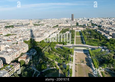 Blick über Paris von der Spitze des Eiffelturms. Stockfoto