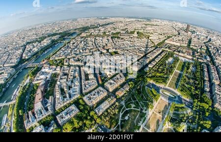 Blick über Paris von der Spitze des Eiffelturms. Stockfoto
