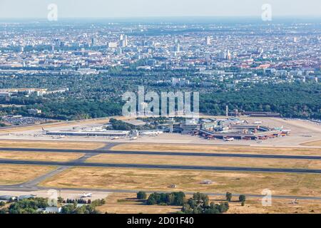 Berlin, Deutschland - 19. August 2020: Berlin Tegel TXL Airport Terminal Luftbild in Deutschland. Stockfoto