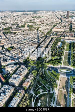 Blick über Paris von der Spitze des Eiffelturms. Stockfoto