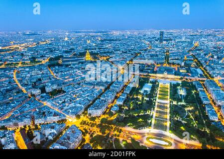 Blick über Paris von der Spitze des Eiffelturms in der Abenddämmerung. Stockfoto