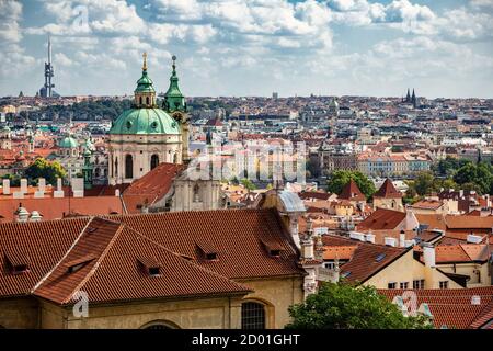 Blick auf Prag mit Kuppel der St.-Nikolaus-Kirche in Little Quarter, Prag, Tschechische Republik Stockfoto