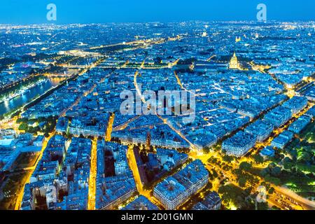 Blick über Paris von der Spitze des Eiffelturms in der Abenddämmerung. Stockfoto