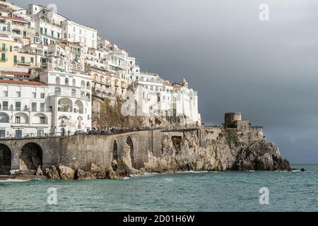 Amalfi, Kampanien, Italien, Februar 2020: Blick auf die schöne Amalfi mit seinem Strand. Dunkler Himmel mit eintreffendem Gewitter. Amalfiküste, Kampanien, Italien. Stockfoto