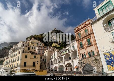 Blick auf die schöne Amalfi in Amalfi Küste, Kampanien, Italien Stockfoto