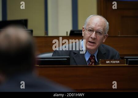 Der US-amerikanische Repräsentant Bill Foster (Demokrat von Illinois) spricht als US-Gesundheitsminister Alex Azar vor dem House Select Unterausschuss zur Coronavirus-Krise auf dem Capitol Hill in Washington am Freitag, den 2. Oktober 2020. Quelle: J. Scott Applewhite/Pool via CNP Stockfoto