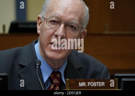 Der US-amerikanische Repräsentant Bill Foster (Demokrat von Illinois) spricht als US-Gesundheitsminister Alex Azar vor dem House Select Unterausschuss zur Coronavirus-Krise auf dem Capitol Hill in Washington am Freitag, den 2. Oktober 2020. Quelle: J. Scott Applewhite/Pool via CNP Stockfoto