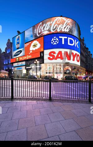 Piccadilly Circus in London bei Nacht. Stockfoto